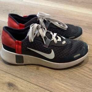 Nike Reposto Dark Smoke University Red Boys Sneaker Size 5Y